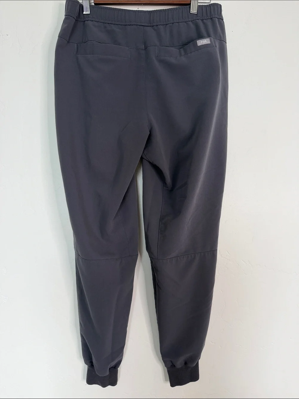FIGS Leon Scrub Top Tansen Jogger Set Charcoal Gray Men’s Small - Picture 6 of 8